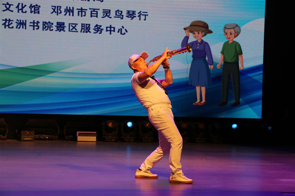 邓州市：音乐教授歌手杨晓东 助力旅游日活动开唱