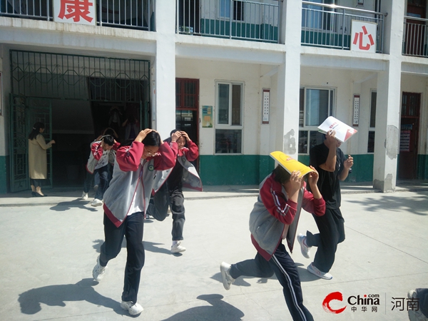 ​西平县金刚初级中学举行地震避险及应急疏散演练