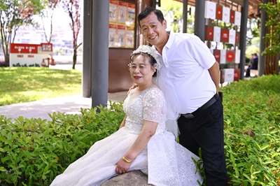 定格最美爱情  新县为16对中老年夫妻拍摄结婚纪念照