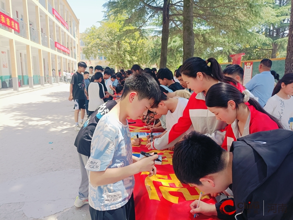 ​西平县权寨中学开展防溺水签名活动 