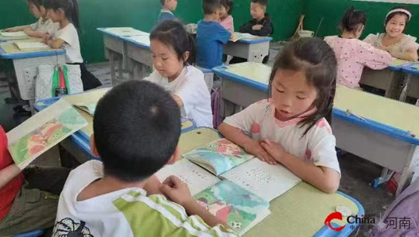 ​西平县重渠南徐小学开展读读《童谣和儿歌》诵读活动