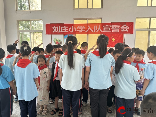 ​西平县权寨刘庄小学举行少先队员入队仪式