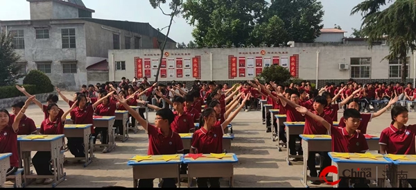 ​西平县金刚初级中学举行“灵动课桌舞 活力满校园”课桌舞比赛
