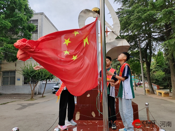 挺膺担当 逐梦青春——西平县专探初级中学举行“学习贯彻五四青年节寄语”主题升旗仪式