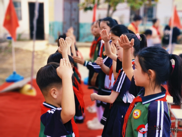 ​西平县专探于庄小学举行“红领巾爱祖国”少先队入队仪式
