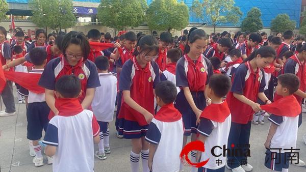 红领巾爱祖国——驻马店市第二十小学举行新队员入队活动