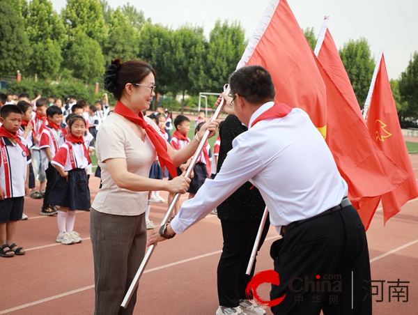 驻马店市第五十九小学举行“红领巾爱祖国”新队员入队仪式