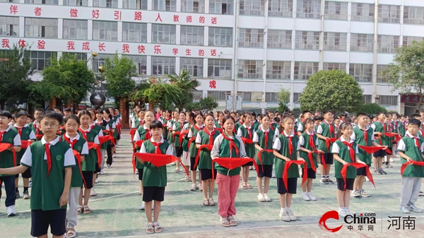 ​西平县实验小学举行“红领巾爱祖国”新队员入队仪式