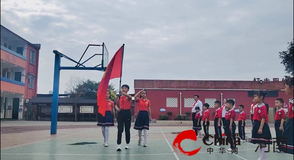 驻马店市第七小学举行“红领巾 爱祖国”新队员入队仪式