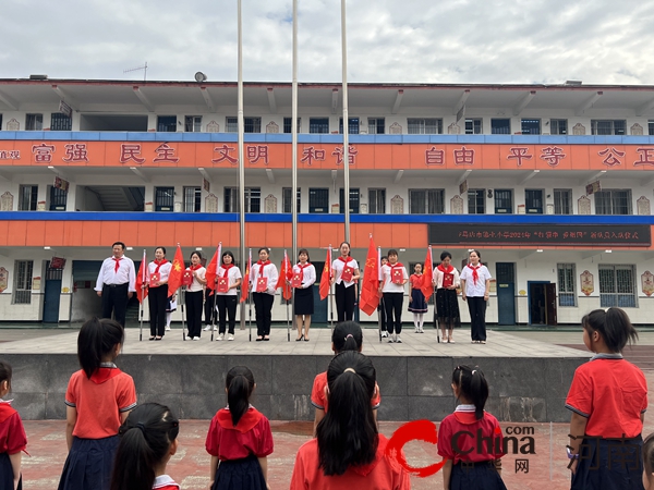 驻马店市第七小学举行“红领巾 爱祖国”新队员入队仪式