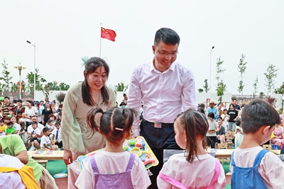​息县县委书记管保臣带队开展庆“六一”儿童节活动并调研该县高考备考情况