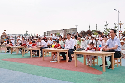 ​息县县委书记管保臣带队开展庆“六一”儿童节活动并调研该县高考备考情况