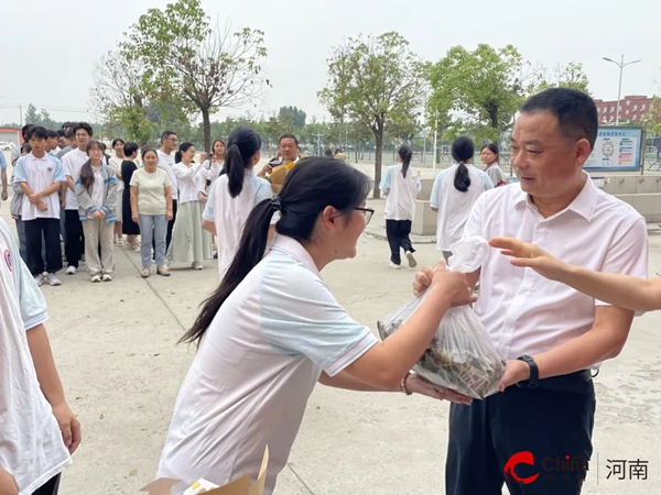 ​西平高中高三年级举行高考送粽子仪式