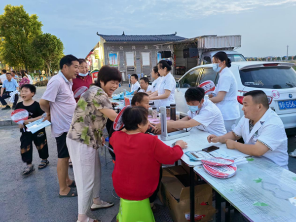 邓州市桑庄镇卫生院：中医文化夜市为群众送健康