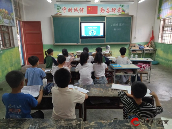 ​西平县重渠张庄小学开展“全国爱眼日”主题教育宣传活动