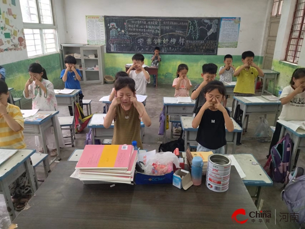 ​西平县重渠张庄小学开展“全国爱眼日”主题教育宣传活动