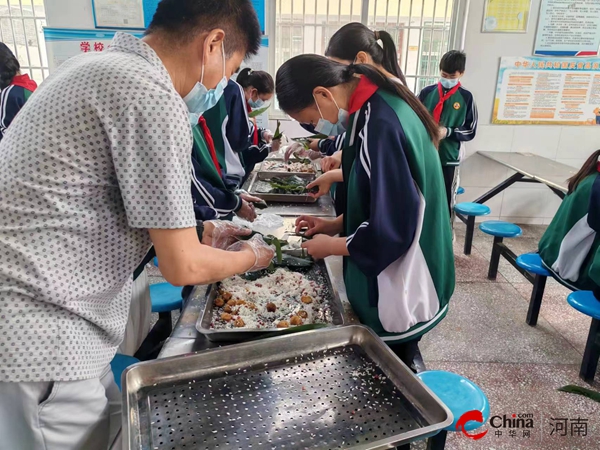 ​西平县专探小学开展端午节包粽子活动