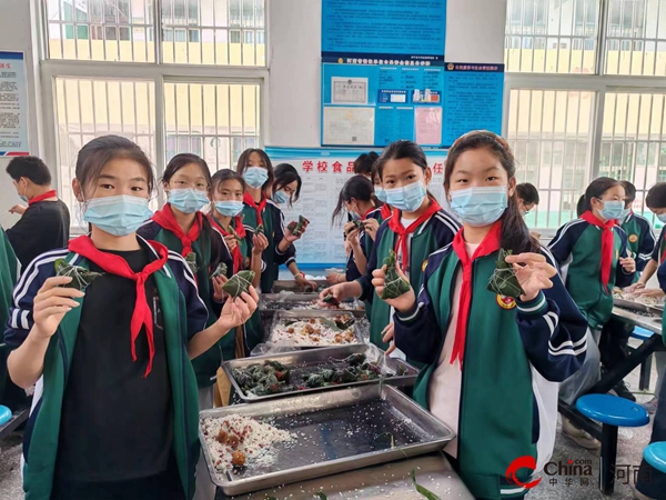 ​西平县专探小学开展端午节包粽子活动