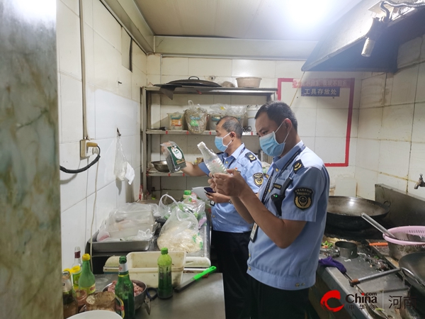 ​西平县市场监督管理局综合行政执法大队开展夏季餐饮食品安全专项检查