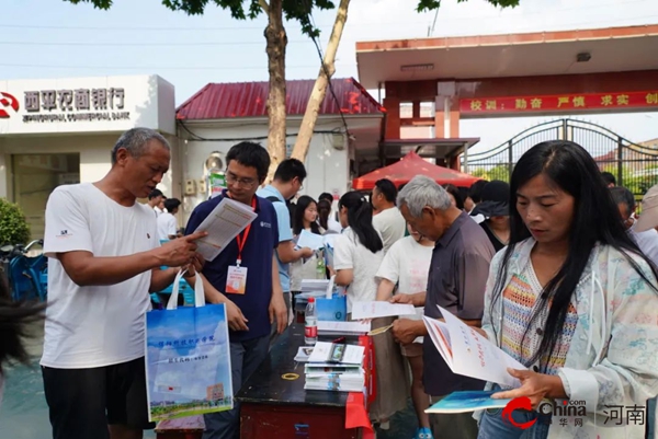 ​河南省2024年全国普通高校招生志愿填报咨询会公益服务活动在西平县杨庄高中举行