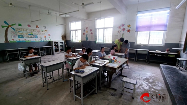 ​筑实成长路 重温英雄梦——西平县权寨郑楼小学组织观看《少年杨靖宇》活动