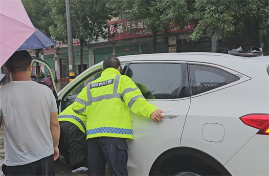 暴雨“遇警”! 社旗公安 闻“汛”而动 “雨”你同行