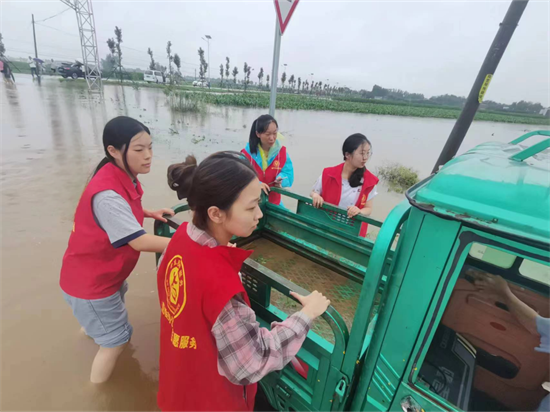 河南南阳：返乡学子奔赴防汛一线彰显青年担当