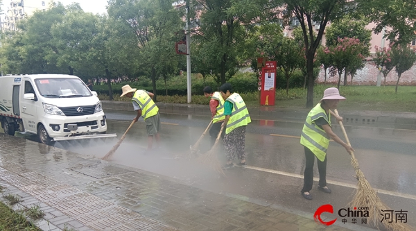 ​西平县环卫：雨后紧急清淤 守护城市整洁