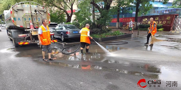 ​西平县环卫：雨后紧急清淤 守护城市整洁