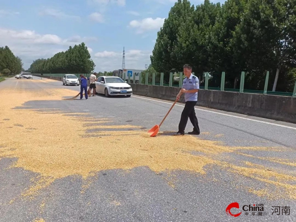 ​突发！西平一货车侧翻 民辅警紧急救援……