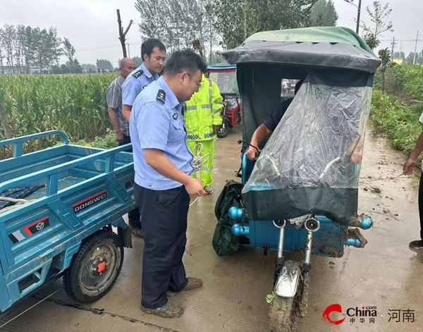 ​雨天路滑三轮车侧翻 西平警民合力齐救援