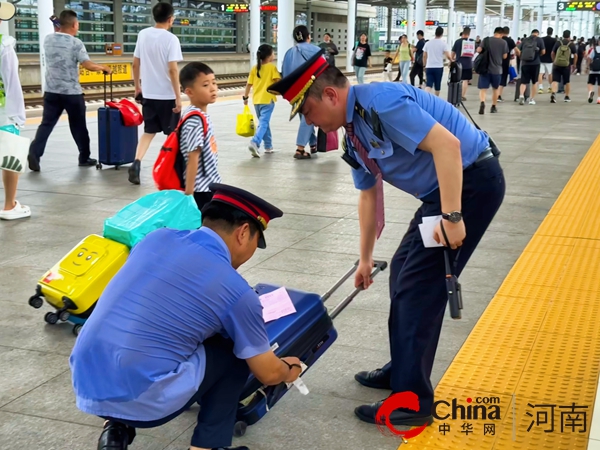 高温下的铁路人：驻马店西站践行“人民铁路为人民”