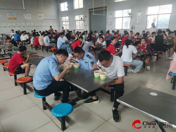 ​西平县市场监管局到芦庙中心小学开展食堂食品安全检查及陪餐活动