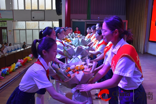 致敬优秀教师 传递教育力量——驻马店第二实验小学举行“十佳育人模范”颁奖大会