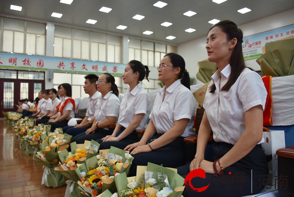 致敬优秀教师 传递教育力量——驻马店第二实验小学举行“十佳育人模范”颁奖大会