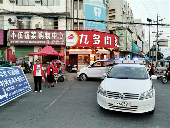 河南內鄉：站好“護學崗” 守護“平安路”