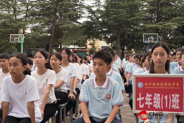 ​西平县权寨中学举行开学第一堂法治课