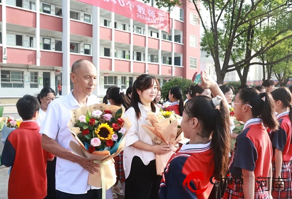 大力弘扬教育家精神 加快建设教育强国——驻马店市第二十一小学庆祝第40个教师节主题活动