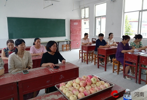 ​心怀桃李 情系教育——西平县盆尧中心校领导到盆东小学开展教师节慰问活动