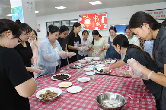 雅韵迎中秋 手作寄深情——淅川法院开展中秋系列活动