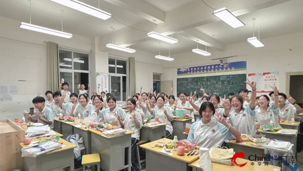 ​月映书窗 情暖学子——西平高中领导送温暖 师生共度中秋佳节