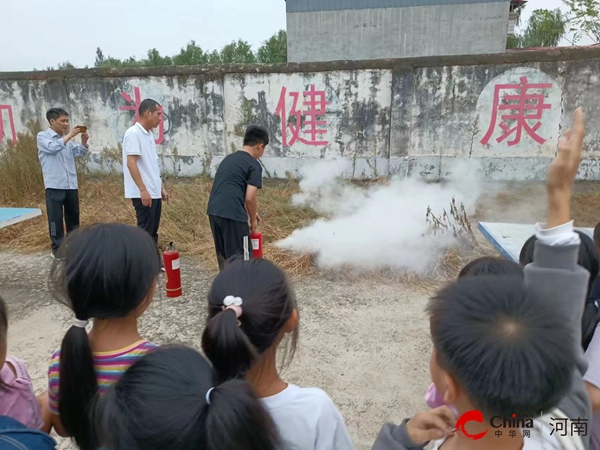 ​校园消防演练 筑牢安全防线——西平县专探军王小学开展消防安全演练