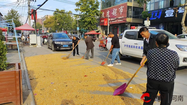 ​西平县师灵镇疏堵结合规范群众打场晒粮