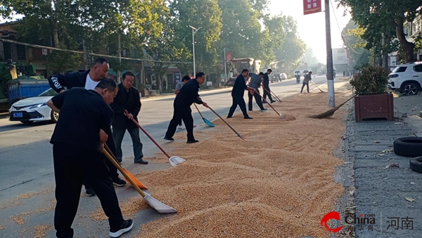 ​西平县师灵镇疏堵结合规范群众打场晒粮