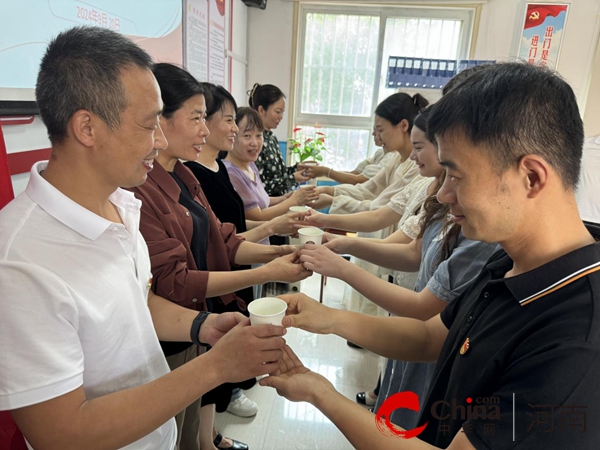 以我來時路 贈你沿途燈——駐馬店市第二十小學舉行“青藍工程”師徒結對儀式