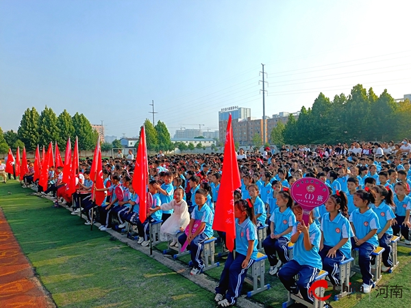 ​西平四中小学部举行“迎国庆 唱红歌”比赛