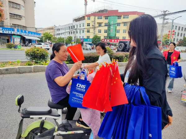 邓州市医疗保障局：国庆飘扬小红旗 医保政策入人心