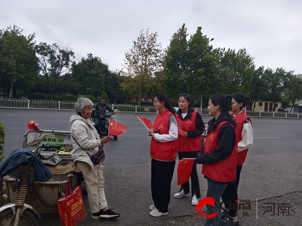 驻马店市驿城区南海街道安楼社区：喜迎国庆 最美“中国红”