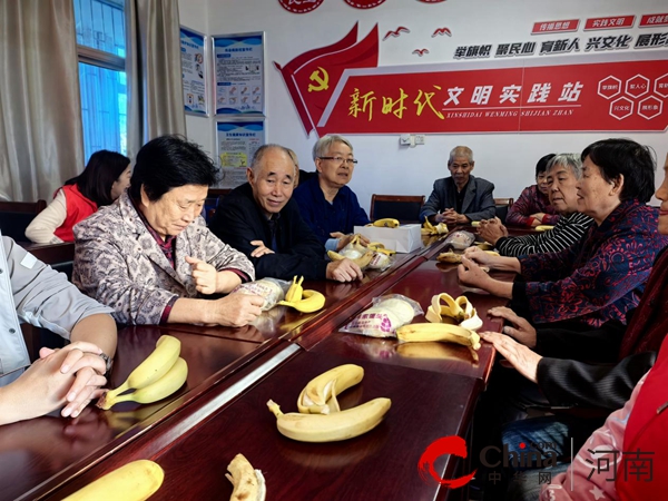 驻马店市驿城区人民街道健康社区开展“馒头飘香暖人心 九九重阳敬老情”活动