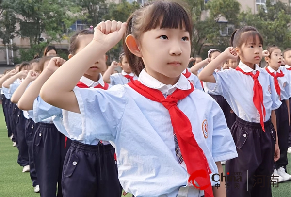 紅領巾飄揚 愛國情綻放——駐馬店實驗小學舉行建隊日入隊儀式